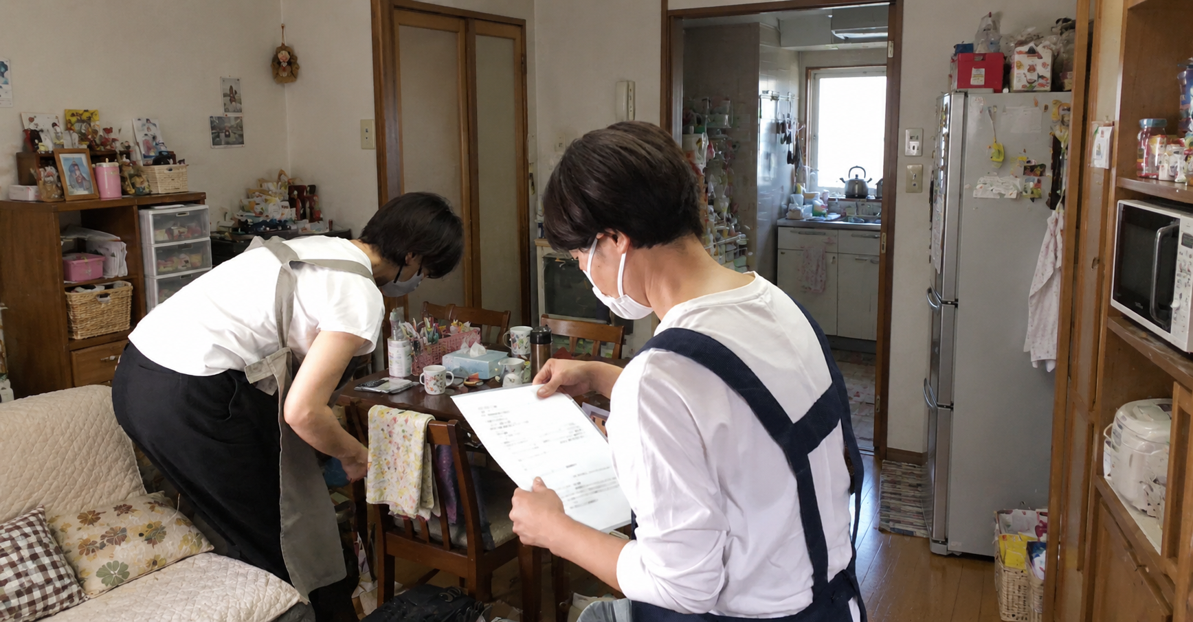 お客様宅で作業を確認しながら、同行して引き継ぎ・研修を行うスタッフ